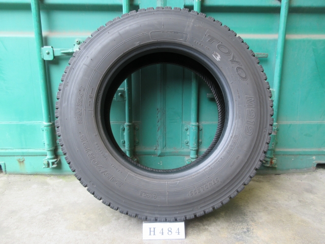 ☆スタッドレス245/70R19.5 TOYO 在庫2本 屋内保管品 H484☆の画像