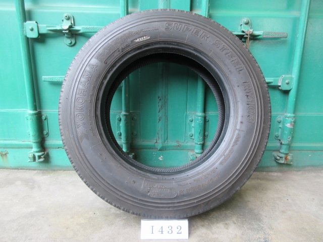 ☆215/70R17.5 YOKOHAMA 在庫6本 屋内保管品 I432☆の画像