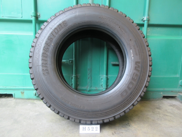 ☆ スタッドレス 295/70R22.5 BRIDGESTONE 2本セット 屋内保管品  H522☆の画像