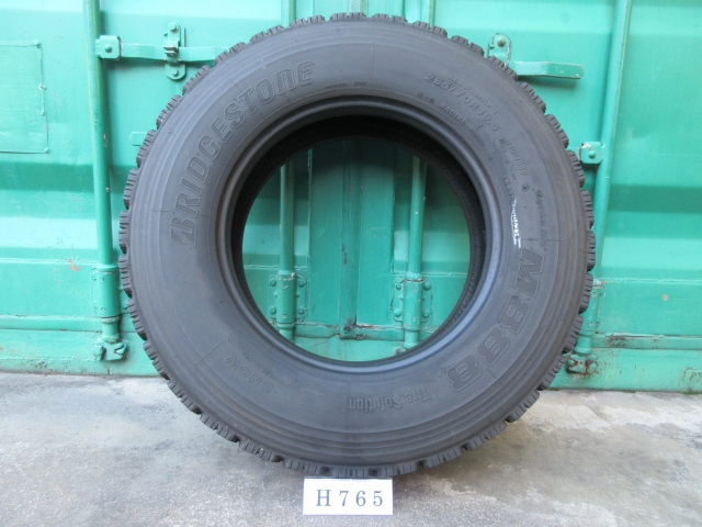 ☆再生タイヤ スタッドレス 265/70R19.5 在庫1本 屋内保管品 H765☆の画像