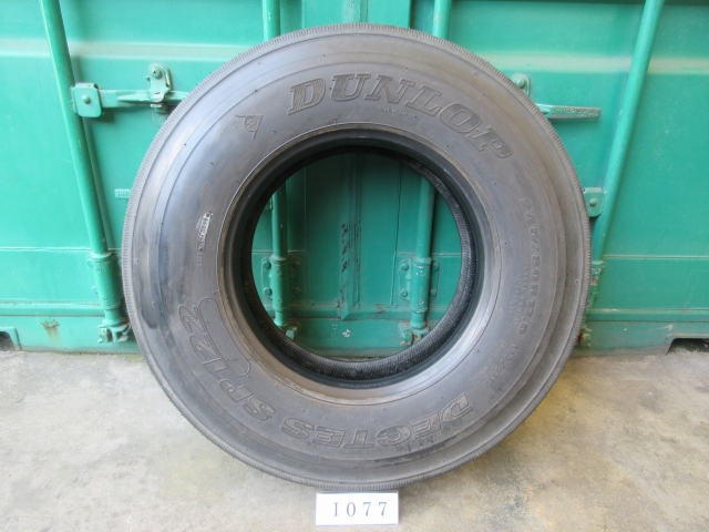 ☆イボ付き! 245/80R17.5 DUNLOP 在庫1本 屋内保管品 I077☆の画像