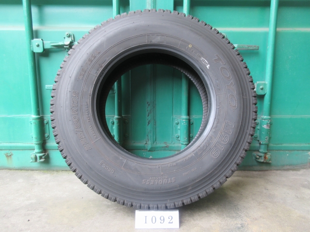 ☆スタッドレス225/80R17.5 TOYO 在庫1本 屋内保管品 I092☆の画像