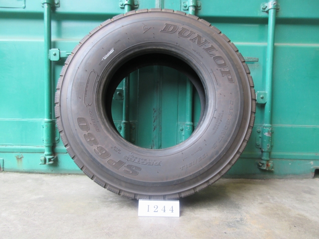 ☆イボ付き！245/80R17.5 DUNLOP 在庫2本 屋内保管品 I244☆の画像