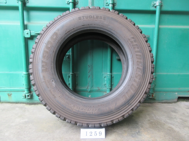 ☆ スタッドレス245/70R19.5 BRIDGESTONE 在庫2本 屋内保管品 I259☆の画像