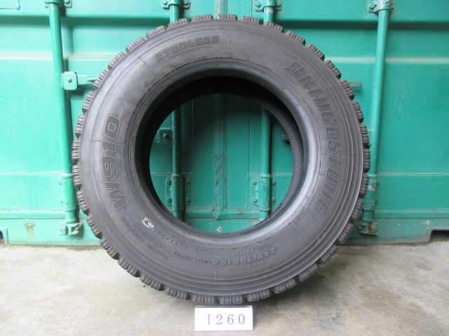 ☆ スタッドレス245/70R19.5 BRIDGESTONE 在庫1本 屋内保管品 I260☆の画像